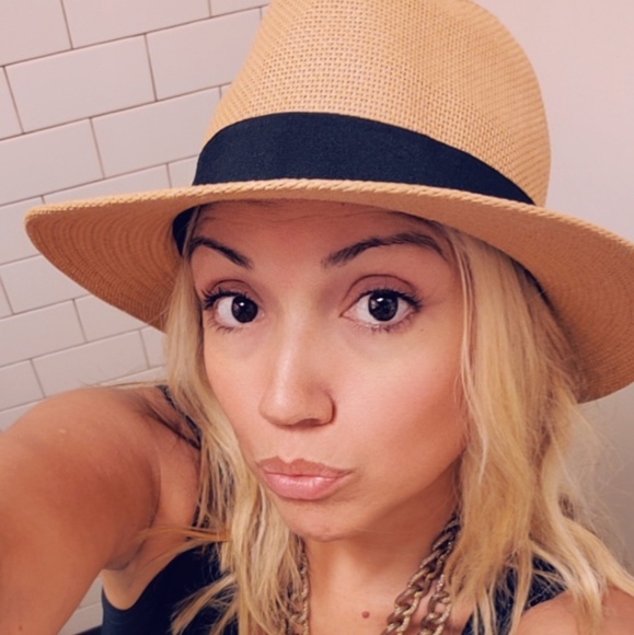 Meet your Posher, Luz of Stella Lucchi, Inc. - Picture 3 of 4